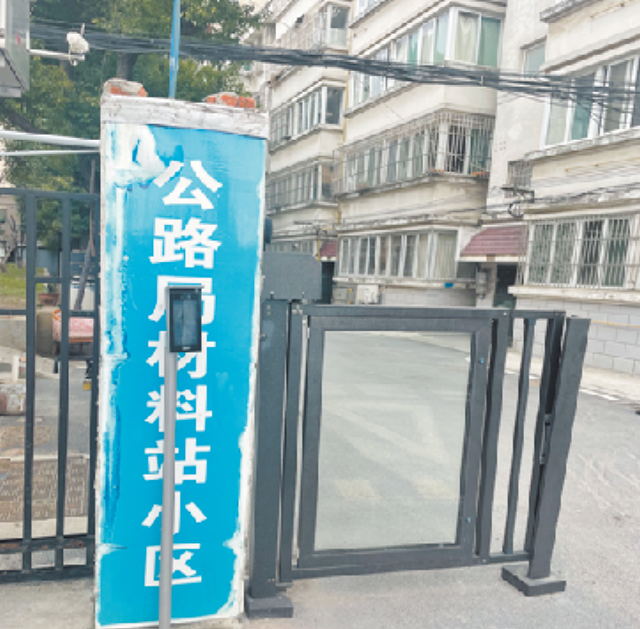 公路局材料站小區大門敞開門崗缺失.jpg