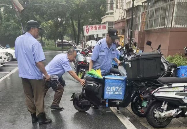 精細化治理繡出“暢通” 臨湖臥云外賣車亂停治理見真章_副本.jpg